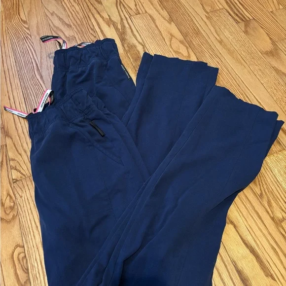 Vince Camuto navy blue scrubs 2 pairs bundle XS - Picture 2 of 4